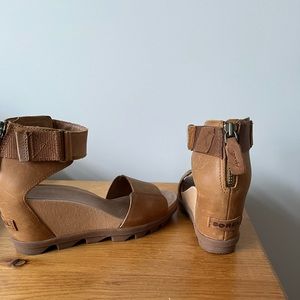 Sandales à semelles compensées ocre en suède , marque Sorel, grandeur 7,